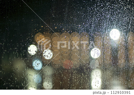 雨の日 夜の雨 夜の街 雨粒 雨イメージ 雨の日 夜の雨 夜の街 雨粒 雨イメージ 112910391