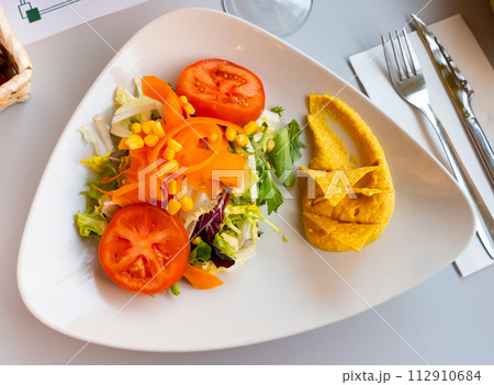 Fresh vegetable salad with hummus and nachos Fresh vegetable salad with hummus and nachos 112910684