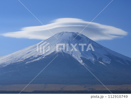 雪化粧して笠雲を冠した富士山 雪化粧して笠雲を冠した富士山 112910749