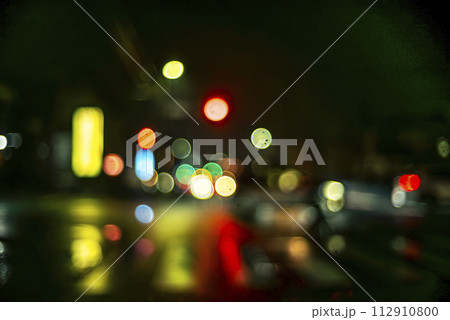 夜の雨 夜の街 雨の日 道路 背景素材 112910800