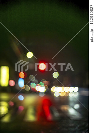 夜の雨 夜の街 雨の日 道路 背景素材 112910827