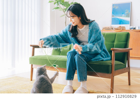 自宅で猫と遊ぶ女性 自宅で猫と遊ぶ女性 112910829