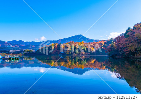 京都 宝ヶ池の紅葉と比叡山 京都 宝ヶ池の紅葉と比叡山 112911227