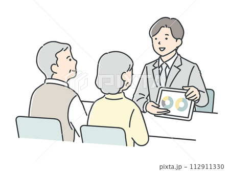 シニア夫婦に案内をする営業担当者 シニア夫婦に案内をする営業担当者 112911330