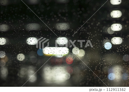 雨の日 夜の雨 夜の街 雨粒 雨イメージ 112911382