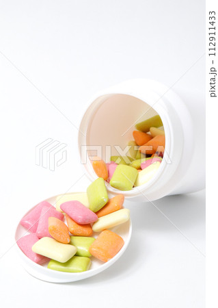 ガム,噛む,おやつ,キシリトール、お菓子,食べ物,チューイングガム,容器,プラスティック容器 112911433