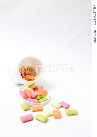 ガム,噛む,おやつ,キシリトール、お菓子,食べ物,チューイングガム,容器,プラスティック容器 112911467