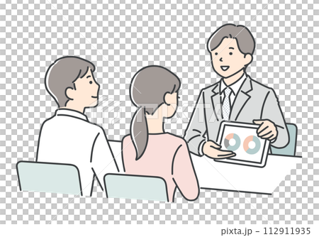若いカップルに案内をする営業担当者 若いカップルに案内をする営業担当者 112911935