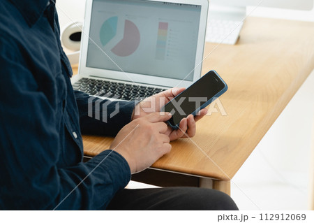 スマホを見る男性 スマホを見る男性 112912069