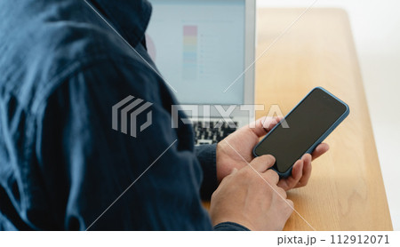 スマホを見る男性 スマホを見る男性 112912071
