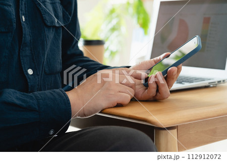 スマホを見る男性 スマホを見る男性 112912072