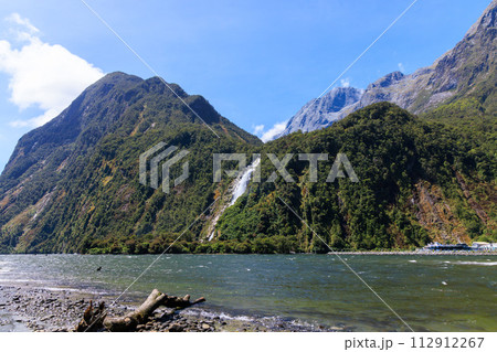 夏のニュージーランドの晴れた日のミルフォードサウンドの川と滝 夏のニュージーランドの晴れた日のミルフォードサウンドの川と滝 112912267