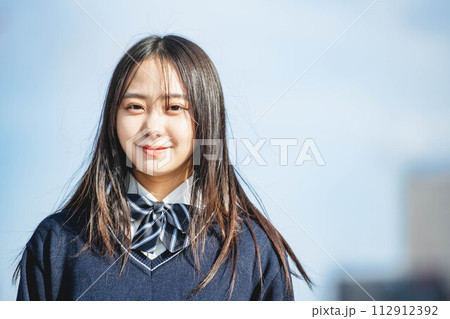 青空のもと未来を見据える女子高校生 112912392