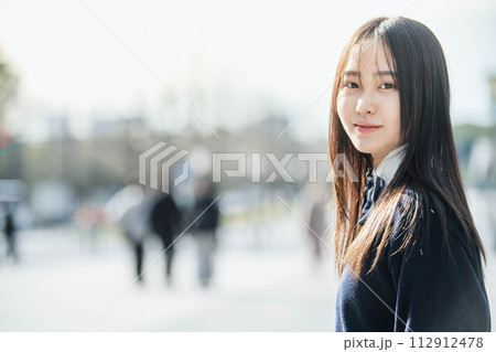 空を見上げる女子高生 空を見上げる女子高生 112912478