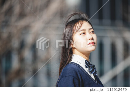 空を見上げる女子高生 112912479
