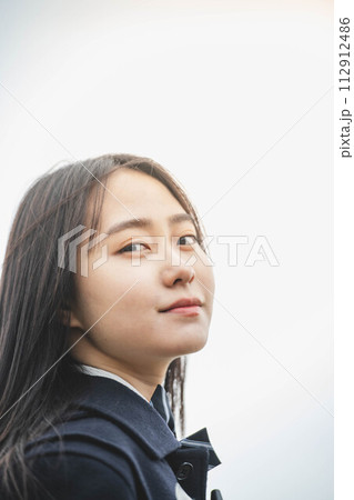 空を見上げる女子高生 112912486