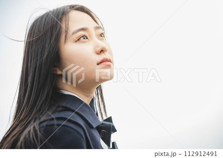 空を見上げる女子高生 112912491