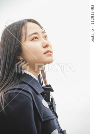 空を見上げる女子高生 112912492