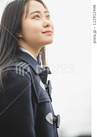 空を見上げる女子高生 空を見上げる女子高生 112912496