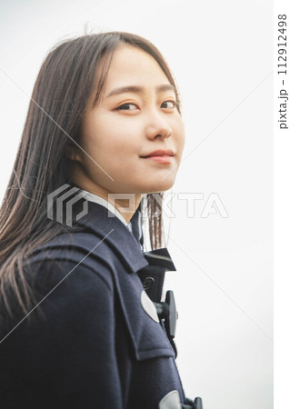 空を見上げる女子高生 空を見上げる女子高生 112912498