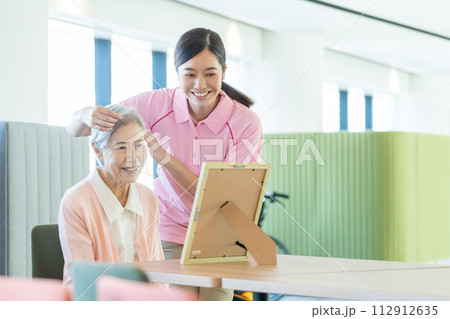 若い介護士とシニア女性 112912635
