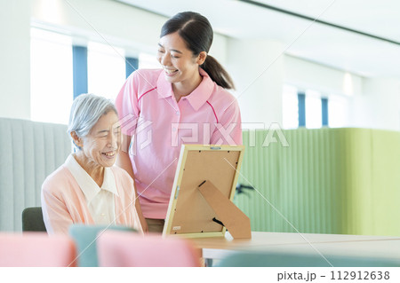 若い介護士とシニア女性 若い介護士とシニア女性 112912638
