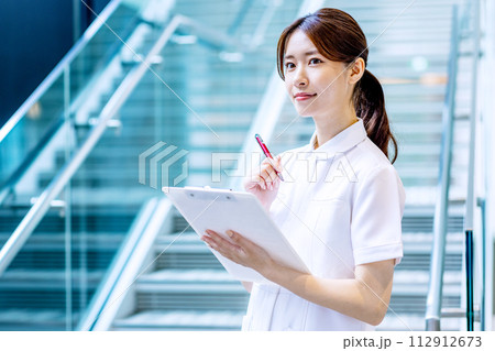 女性看護師イメージ　撮影協力「LINK FOREST」 112912673
