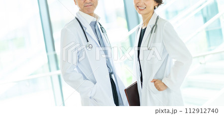 病院で働く人々　医師と看護師 112912740