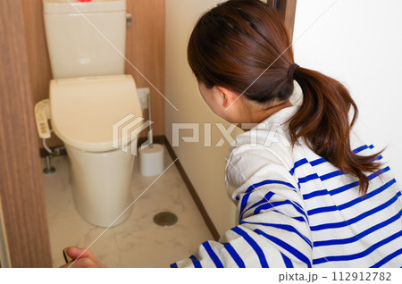お腹が痛くて用を足す女性 お腹が痛くて用を足す女性 112912782