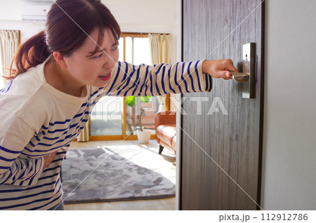 お腹が痛くて用を足す女性 お腹が痛くて用を足す女性 112912786