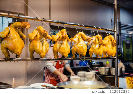 台湾 九份の屋台で売られていた鶏肉の丸焼 台湾 九份の屋台で売られていた鶏肉の丸焼 112912883
