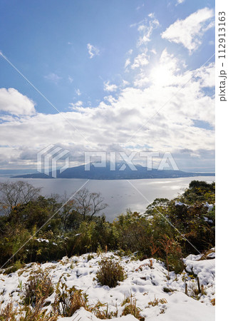山の上から眺める冬の桜島 山の上から眺める冬の桜島 112913163