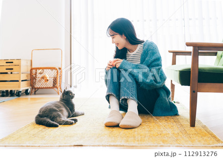 猫と暮らす女性 112913276
