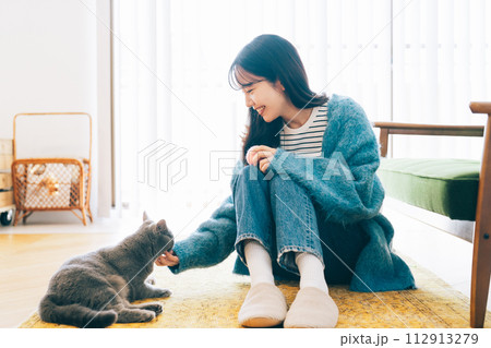 猫と暮らす女性 112913279