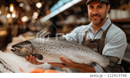 fish seller, market 112913798