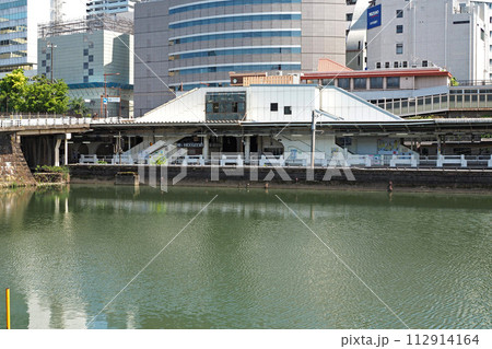 JR市ヶ谷駅ホームと市ヶ谷濠【東京都千代田区】 JR市ヶ谷駅ホームと市ヶ谷濠【東京都千代田区】 112914164