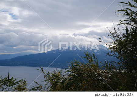 雪が積もる桜島の山頂の景色 112915037