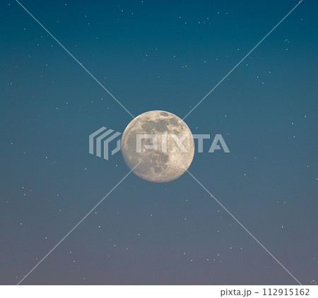 月が輝く明るい夜空 月が輝く明るい夜空 112915162