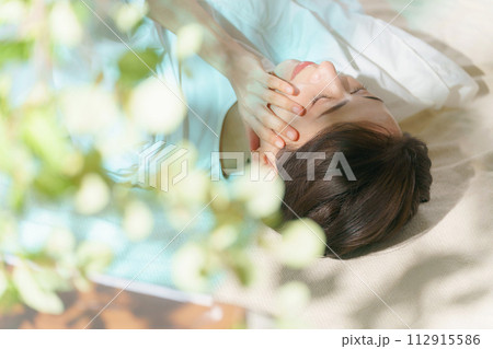 気持ちよさそうに昼寝をする女性 112915586