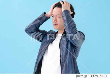 髪をかき上げる男性 髪をかき上げる男性 112915894