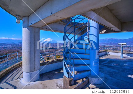 神奈川県平塚市の湘南平新展望台から西側の眺望(二宮町,大磯町,富士山など) 112915952