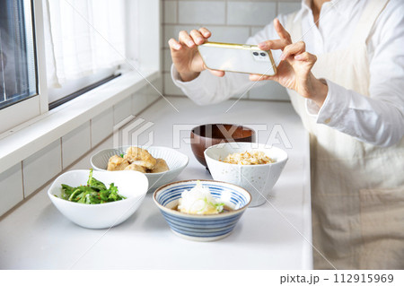 スマホで食事を記録する日本のミドル女性　栄養管理 112915969