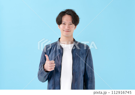 グッドサインをする男性 112916745