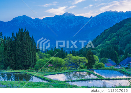 （長野県）白馬村・青鬼（あおに）集落の棚田と残雪の北アルプス 112917036