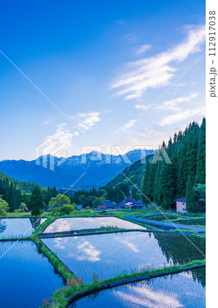 （長野県）白馬村・青鬼（あおに）集落の棚田と残雪の北アルプス 112917038