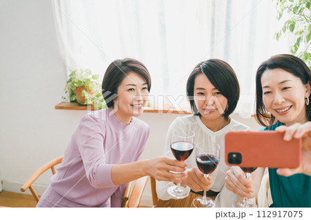a forty-something woman 112917075