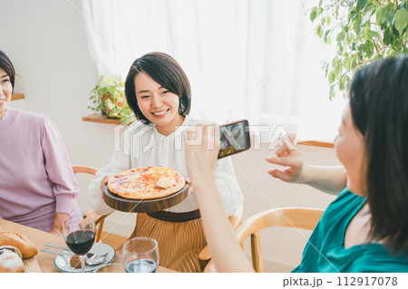 a forty-something woman 112917078