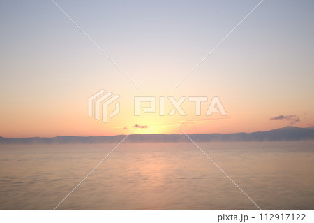綺麗なグラデーションの海と空の風景 112917122