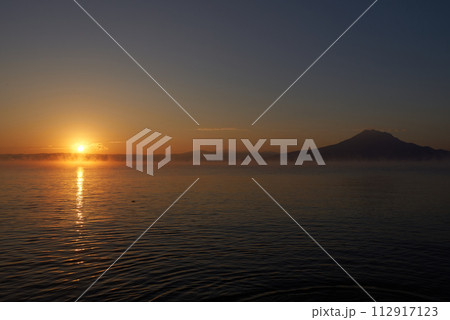 錦江湾を赤く照らす燃えるような朝日 錦江湾を赤く照らす燃えるような朝日 112917123