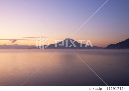 グラデーションが美しい早朝の桜島 112917124